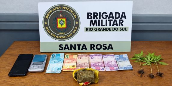 Ação realizada no centro da cidade resultou na apreensão de maconha, pés da planta, balança de precisão, dinheiro e celular.