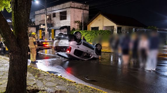 Acidente foi registrado na noite de quinta-feira (8), na Avenida Salgado Filho, e provocou danos materiais.