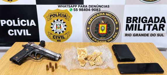 Operação realizada nesta sexta-feira (9), às margens da BR-472, resultou na apreensão de aproximadamente 140 gramas de crack, munições, simulacro de arma e veículo. Uma mulher também foi presa por furto de energia elétrica.
