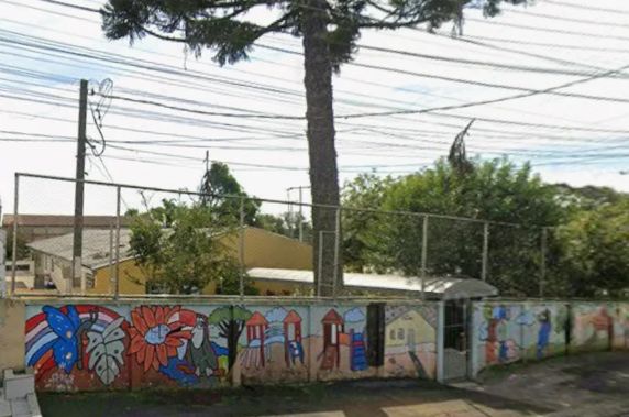 Homem que invadiu escola e fez cerca de 20 crianças reféns é morto pela polícia em Curitiba