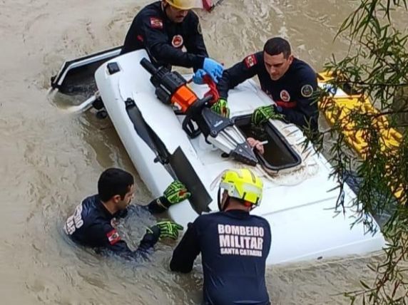 Homem de 66 anos precisou respirar por um tubo enquanto bombeiros realizavam resgate dentro da água; caminhão transportava 3 mil litros de leite