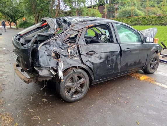 Motorista fica ferido após carro atingir árvore e capotar em Passo Fundo - foto 2