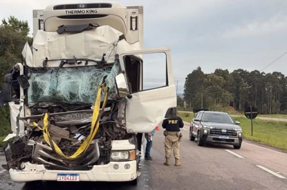 Colisão traseira no km 451 deixa o trânsito em meia pista na manhã desta sexta-feira