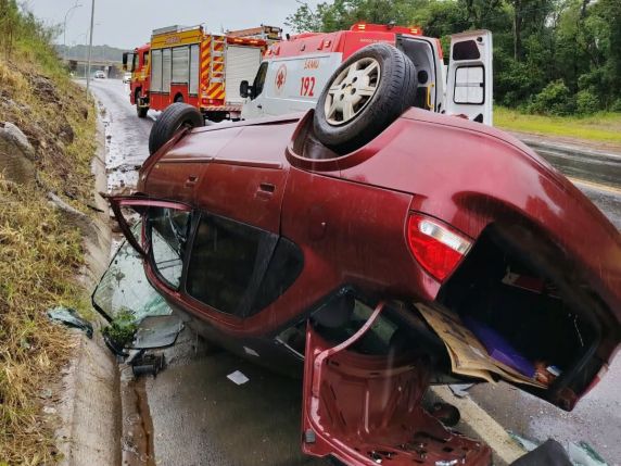 Mulher fica ferida após colisão entre carro e caminhão seguida de capotamento na BR-282, em Maravilha - foto 2