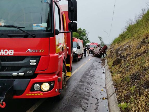 Mulher fica ferida após colisão entre carro e caminhão seguida de capotamento na BR-282, em Maravilha - foto 4