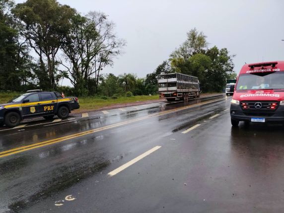 Mulher fica ferida após colisão entre carro e caminhão seguida de capotamento na BR-282, em Maravilha - foto 3