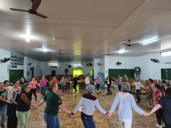 Prática Integrativa e Complementar em Saúde é disponibilizada pela Secretaria Municipal de Saúde e incentiva o movimento, a convivência e o fortalecimento de vínculos