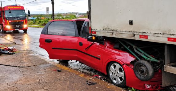 Acidente ocorreu no início da manhã deste sábado (10), na Avenida dos Imigrantes. Vítima foi socorrida pelos Bombeiros e encaminhada ao hospital.