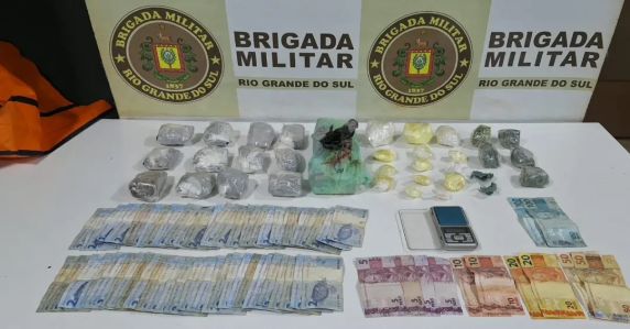 Suspeito tentou fugir ao perceber a presença dos policiais; ação da Força Tática do 14º BPM resultou na apreensão de maconha, cocaína, crack, dinheiro e balança de precisão.