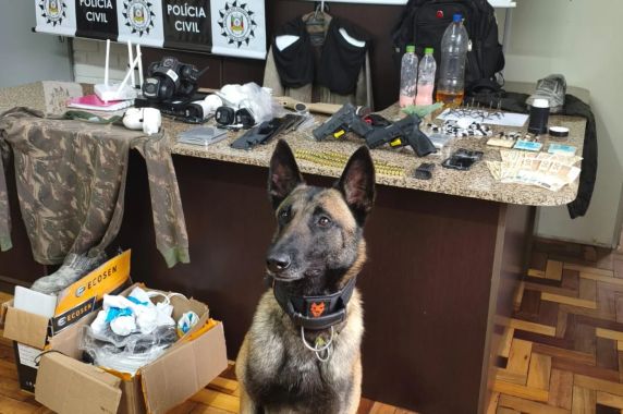 Ele estava foragido da Justiça e foi capturado na sexta-feira em uma ação da Brigada Militar e Polícia Civil. Cães da BM localizaram armas que estavam escondidas; drogas também foram apreendidas