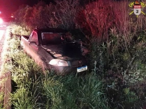Acidente ocorreu na madrugada deste sábado (10), entre Curitibanos e Brunópolis; motorista da picape não foi localizado no local