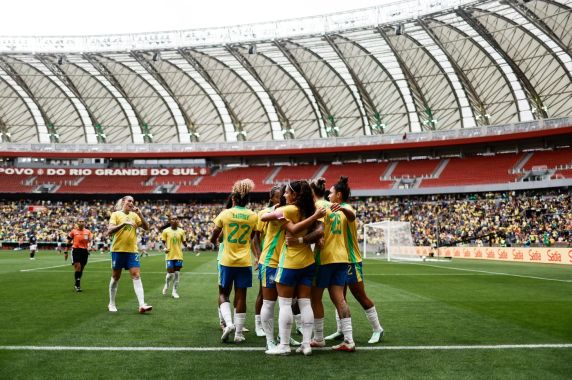 Amistoso preparatório para a Copa terminou com vitória do Brasil por 3 a 1. Geyse, de bicicleta, fez o gol mais bonito da tarde diante de mais de 28 mil torcedores