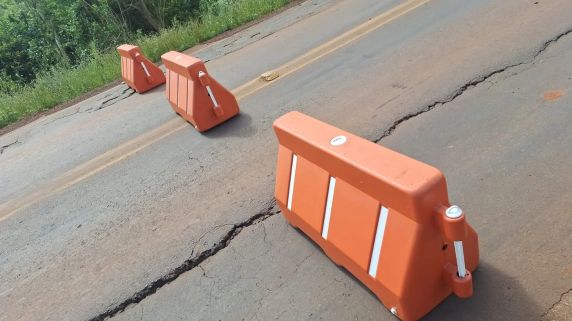 Bloqueio foi determinado pelo Daer após avaliação técnica; trânsito no sentido de São Luiz Gonzaga a Roque Gonzales será desviado no trevo de acesso ao município