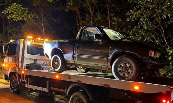 Colisão envolvendo uma caminhonete GM/S10 e um Ford Fiesta ocorreu na noite de sábado (10), no km 384 da rodovia. Vítima chegou a ser socorrida, mas morreu no hospital.