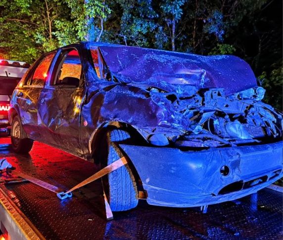 Colisão envolvendo uma caminhonete GM/S10 e um Ford Fiesta ocorreu na noite de sábado (10), no km 384 da rodovia. Vítima chegou a ser socorrida, mas morreu no hospital.
