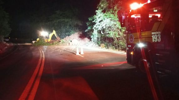 Terra, pedras e árvores atingiram a rodovia na noite de sábado (10), nas proximidades da ponte sobre o Rio Chapecó. Equipes trabalharam por cerca de duas horas e meia para liberar o trânsito.