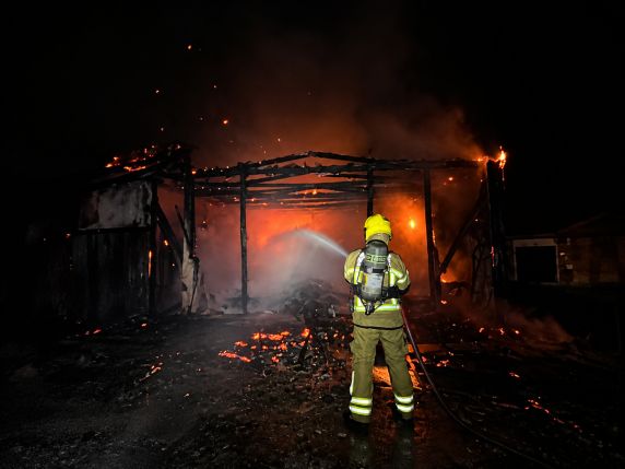 Imóvel de madeira foi completamente consumido pelas chamas na madrugada deste domingo (11), no bairro Cruzeiro. Ninguém ficou ferido.