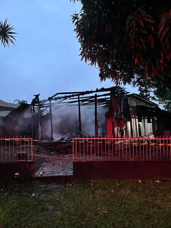 Incêndio destrói residência de 120 metros quadrados em Santa Rosa; polícia investiga suspeita de ação criminosa - foto 5