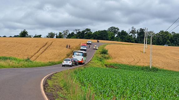 Acidente ocorreu na manhã deste domingo (11), nas proximidades da localidade de Cinamomo. Motociclista foi socorrido pelo SAMU e encaminhado ao Hospital de Caridade de Três Passos.