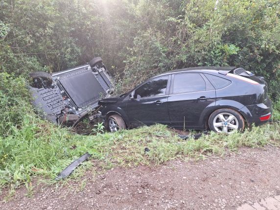Colisão entre dois automóveis ocorreu na tarde deste domingo (11), em Alvorada. Entre os feridos está uma criança.
