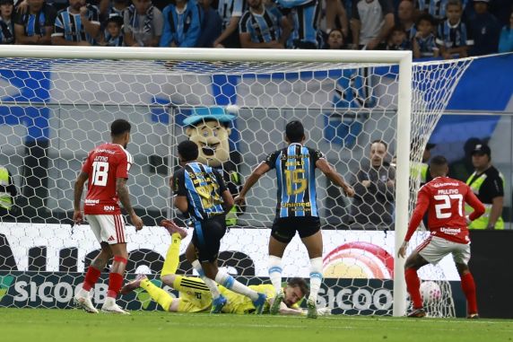 No Gre-Nal do desespero, Grêmio e Inter empatam na Arena e seguem no Z-4 do Brasileirão - foto 3