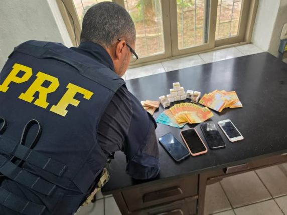 Suspeitos teriam utilizado dinheiro falsificado para pagar abastecimento em posto de combustíveis de Tio Hugo. No veículo, também foram encontradas embalagens de supostas canetas emagrecedoras contendo pedras de brita.