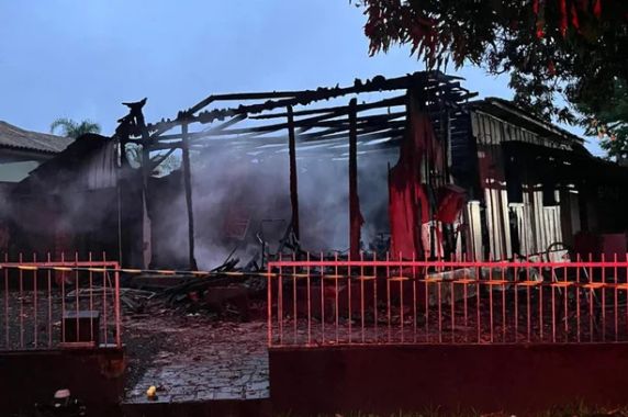 Homem teve prisão preventiva decretada pela Justiça após incêndio que destruiu completamente uma residência no bairro Cruzeiro, na madrugada de domingo (11).