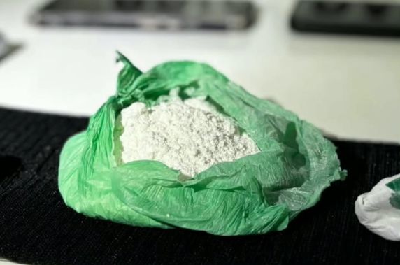 Ação ocorreu nas proximidades de uma escola municipal e de um posto de saúde, no bairro Gramadinho; mais de 140 gramas de cocaína foram apreendidos.