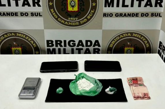 Ação ocorreu nas proximidades de uma escola municipal e de um posto de saúde, no bairro Gramadinho; mais de 140 gramas de cocaína foram apreendidos.
