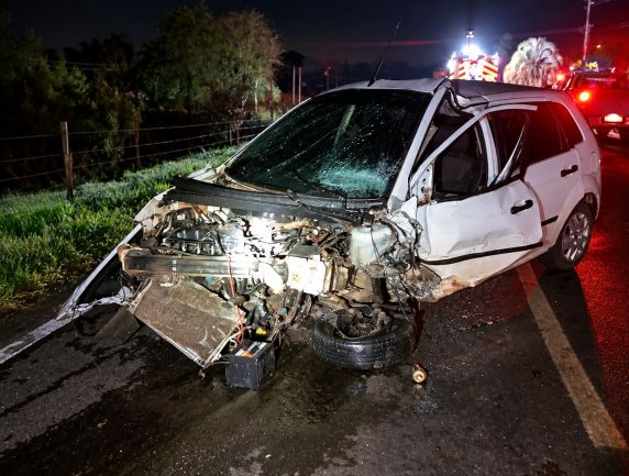Acidente envolvendo um Chevrolet Celta e um Ford Fiesta ocorreu na madrugada de domingo (11), no Oeste de Santa Catarina. Vítima fatal ficou presa às ferragens.