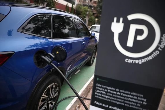 Negociação de automóveis já com rodagem gera oportunidades de acesso a modelos por valores menores, mas evolução tecnológica constante pode impactar preço de revenda