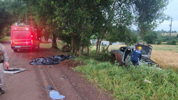 Acidente ocorreu nas proximidades do Campo da Viação, na manhã desta segunda-feira (12). Uma mulher de 36 anos foi encaminhada para avaliação médica.