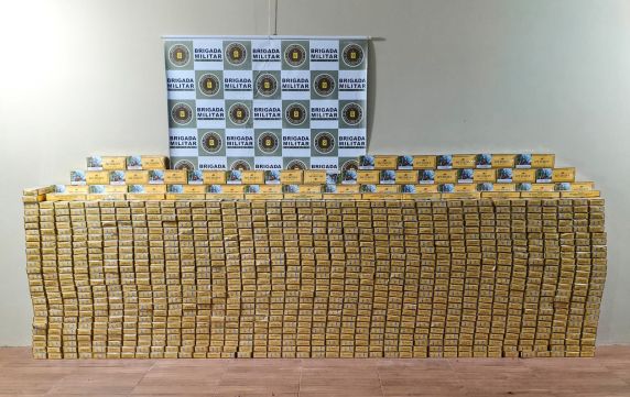 Motorista fugiu da abordagem policial, colidiu contra um barranco e escapou por uma área de mata. Apreensão representa prejuízo estimado em R$ 76,8 mil ao crime.