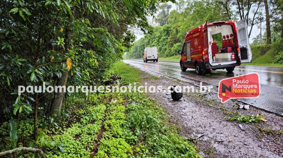 Acidente ocorreu logo após o meio-dia desta segunda-feira (12), na localidade de Bela União. As duas vítimas morreram no local, enquanto o motorista da van foi encaminhado à UPA de Santa Rosa.