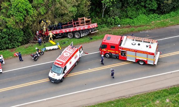 Caminhoneiro de Santa Rosa morre em grave acidente na BR-386, em Carazinho