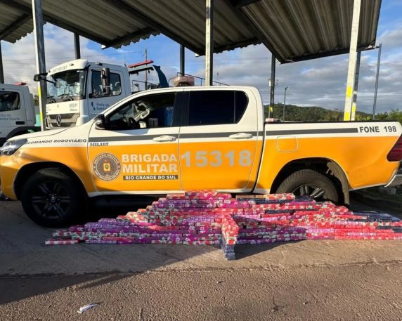 Dois homens abandonaram um Volkswagen Gol na RSC-287 e fugiram durante tentativa de abordagem policial. A droga foi encontrada no interior do veículo.
