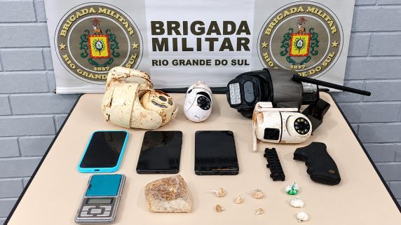 Ação da Operação Cerco Fechado resultou na apreensão de drogas, motocicleta, celulares e equipamentos de monitoramento; um dos presos tinha mandado de prisão em aberto.