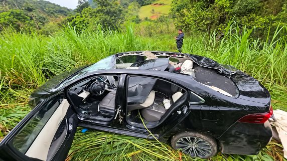 Acidente ocorreu em Jaraguá do Sul e arrancou o teto de um Toyota Corolla. Motorista de 61 anos sofreu traumatismo cranioencefálico grave.