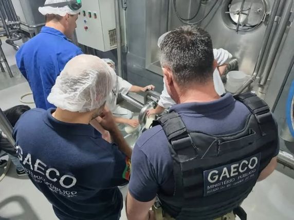 Investigação da Operação Leite Compen$ado 13 identificou uso de soda cáustica e água oxigenada, além de depósitos clandestinos com mais de 800 toneladas de mercadorias armazenadas irregularmente.