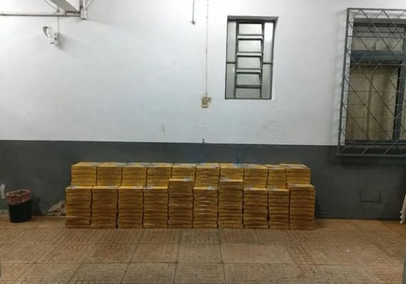 Brigada Militar encontrou aproximadamente dez caixas de cigarros durante abordagem nas proximidades de um posto de combustíveis, às margens da BR-392.