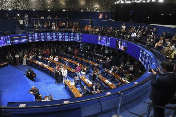 A aprovação da redução da jornada de trabalho alinha o Brasil a padrões internacionais, mas gera debates sobre prazos de adaptação, custos para empresas e regras para regimes especiais