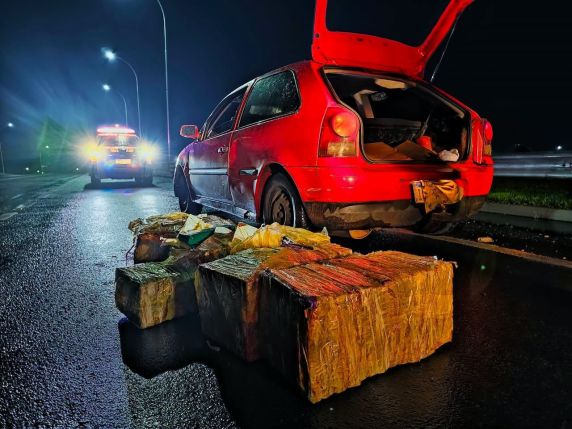 PRF apreende 163 quilos de maconha e prende dois homens de Passo Fundo em Santa Catarina - foto 2