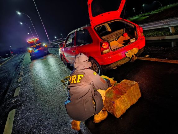 Suspeitos transportavam a droga em um Volkswagen Gol e afirmaram que receberiam R$ 8 mil pelo serviço.