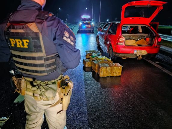 PRF apreende 163 quilos de maconha e prende dois homens de Passo Fundo em Santa Catarina - foto 3