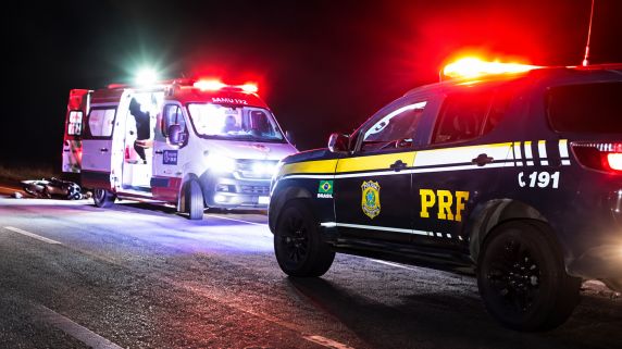 Acidente ocorreu na madrugada desta sexta-feira (16), no km 521 da rodovia; vítimas sofreram ferimentos leves