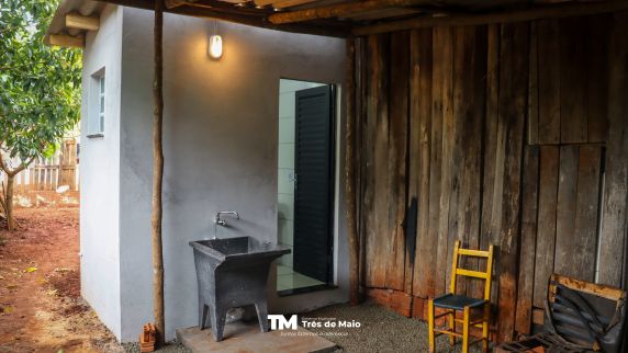 Com investimento de aproximadamente R$ 350 mil, programa beneficiou moradores de cinco bairros do município e ampliou o acesso a condições básicas de saneamento.