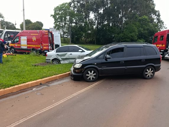 Acidente ocorreu na manhã desta sexta-feira (16), no Distrito Industrial; vítima foi socorrida pelos bombeiros e encaminhada à UPA.