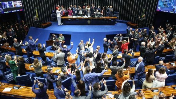 Proposta aprovada reduz o número de horas trabalhadas semanais e estipula dois dias obrigatórios de descanso por semana