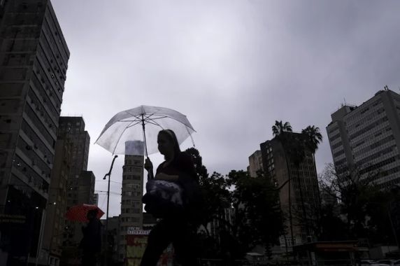 Alerta laranja para ventos costeiros vale durante todo o sábado. Algumas cidades podem registrar mínima de 4°C no domingo