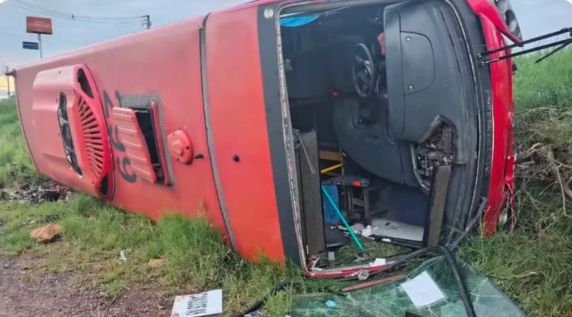 Coletivo tombou após o impacto. No veículo de passeio estavam a motorista e duas crianças